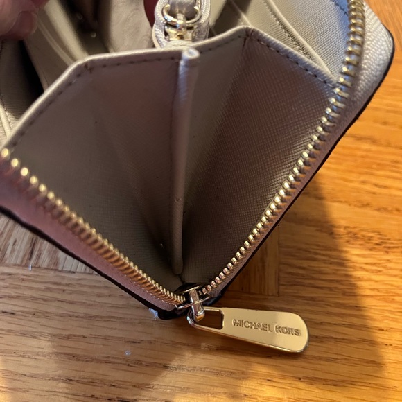 🍁Like New Michael Kors Wallet🌲 - Picture 11 of 16